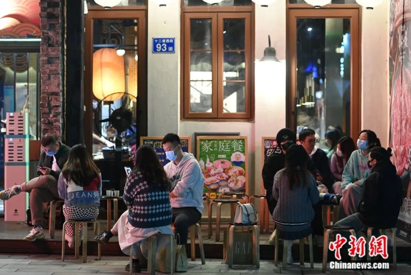 图为广州市民在永庆坊一家餐馆前等位。<a target='_blank' href='/'>中新社</a>记者 陈楚红 摄