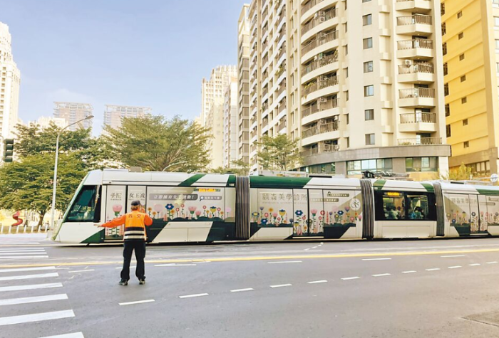 高雄轻轨新路段通车