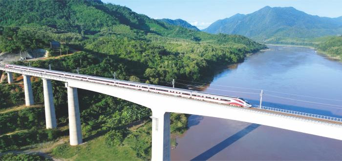 澜沧号”驶过中老铁路琅勃拉邦跨湄公河特大桥。中国铁路国际公司供图