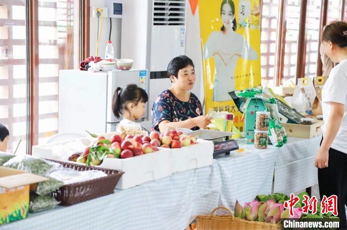 南太湖新区乡村旅游丰收节在杨家埠街道西塞村举办，农户们在农夫集市售卖蔬菜、水果和自制的手工作品。　吴俊 摄