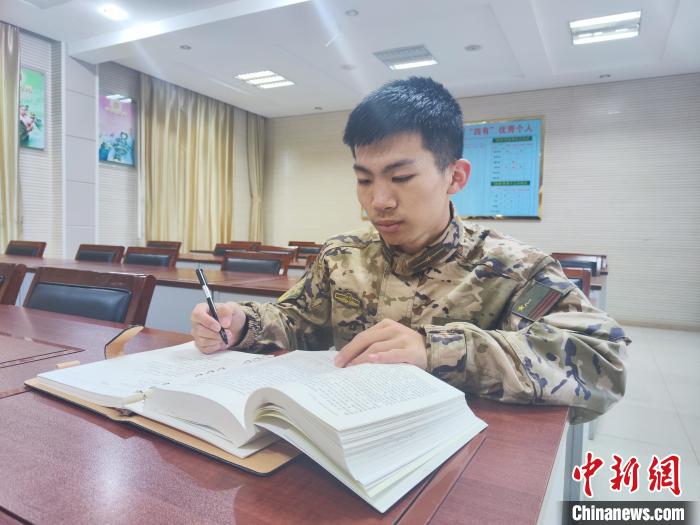 学习时的包浩斌 武警绍兴支队 供图