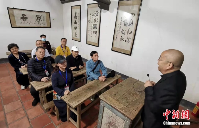 海外华文媒体代表参访位于漳州市平和县坂仔镇的林语堂文学馆。张金川 摄
