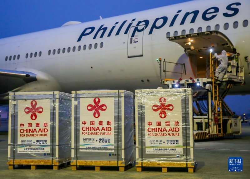 2021年8月20日，中国政府援助的第三批新冠疫苗运抵菲律宾首都马尼拉。（新华社发 乌马利摄）