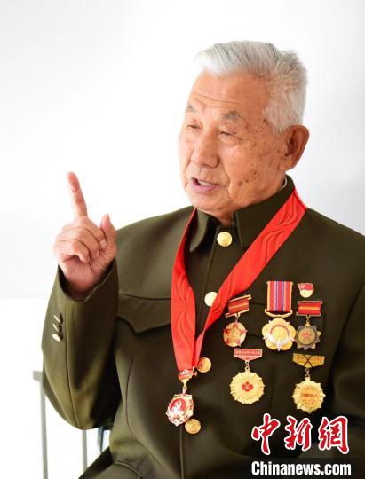 圖為劉世亭講述70多年前朝鮮戰場上的“密碼”故事。　海拉爾區委宣傳部供圖