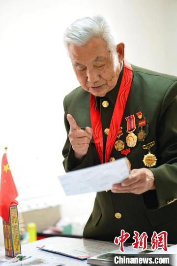 圖為劉世亭為他的“紅色課堂”備課。　海拉爾區委宣傳部供圖