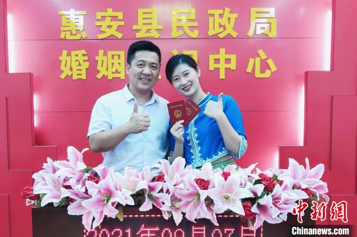 2021年9月7日，高睿旸与马荞茵在惠安县民政局登记结婚。　受访者供图