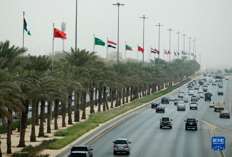 12月7日，多国国旗飘扬在沙特阿拉伯首都利雅得街头。（图源：新华社）