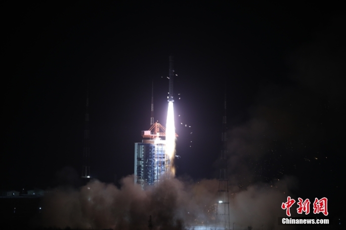 北京时间2022年12月9日2时31分，中国在太原卫星发射中心使用长征二号丁运载火箭，成功将高分五号01A卫星发射升空，卫星顺利进入预定轨道，发射任务获得圆满成功。该卫星主要面向污染减排、环境质量监管、大气成分监测、自然资源调查、气候变化研究等重大需求，开展高光谱遥感监测应用，为国家环保、国土、气象、农业、减灾、水利、林业、海洋、测绘等部门(领域)提供数据服务和支撑。此次任务是长征系列运载火箭的第453次飞行。郑斌 摄