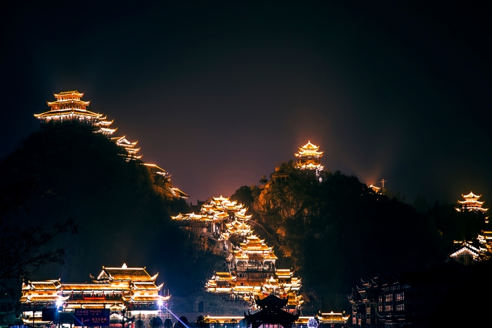 九黎城大门夜景