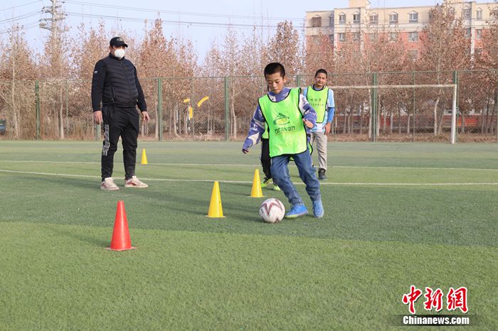 阿布都拉哈力克·艾木杜拉现在是喀什地区叶城县第九中学八年级一班学生，自幼怀揣足球梦想。刘梦馨 摄 