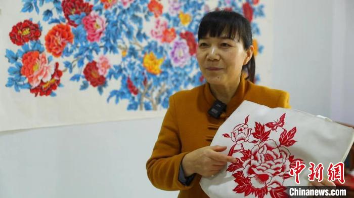 常凤灵展示作品。　巨野县融媒体中心供图