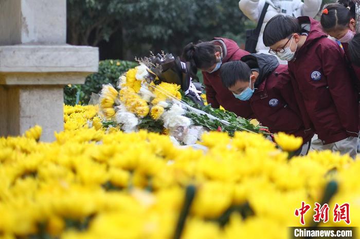 国家公祭日将至小学生走进侵华日军南京大屠杀遇难同胞丛葬地悼念遇难同胞