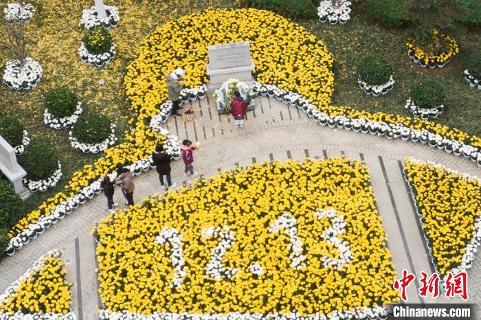 这里布置了鲜花，悼念侵华日军南京大屠杀死难者。　泱波 摄
