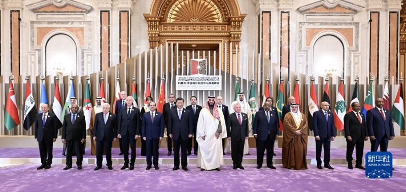 当地时间12月9日下午，首届中国－阿拉伯国家峰会在沙特首都利雅得阿卜杜勒阿齐兹国王国际会议中心举行。国家主席习近平和沙特王储兼首相穆罕默德、埃及总统塞西、约旦国王阿卜杜拉二世、巴林国王哈马德、科威特王储米沙勒、突尼斯总统赛义德、吉布提总统盖莱、巴勒斯坦总统阿巴斯、卡塔尔埃米尔塔米姆、科摩罗总统阿扎利、毛里塔尼亚总统加兹瓦尼、伊拉克总理苏达尼、摩洛哥首相阿赫努什、阿尔及利亚总理阿卜杜拉赫曼、黎巴嫩总理米卡提等21个阿盟国家领导人以及阿拉伯国家联盟秘书长盖特等国际组织负责人出席峰会。习近平在会上发表题为《弘扬中阿友好精神 携手构建面向新时代的中阿命运共同体》的主旨讲话。新华社记者 谢环驰 摄