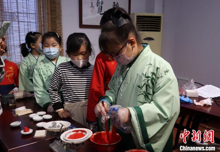 漳台青少年动手制作属于自己的“八宝印泥”。　福建省古厝文化研究会供图
