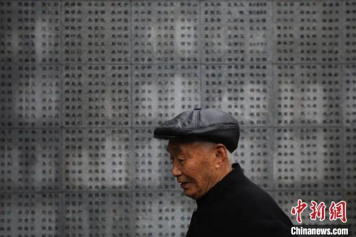阮定东在侵华日军南京大屠杀遇难同胞纪念馆南京大屠杀遇难者名单墙前。泱波 摄