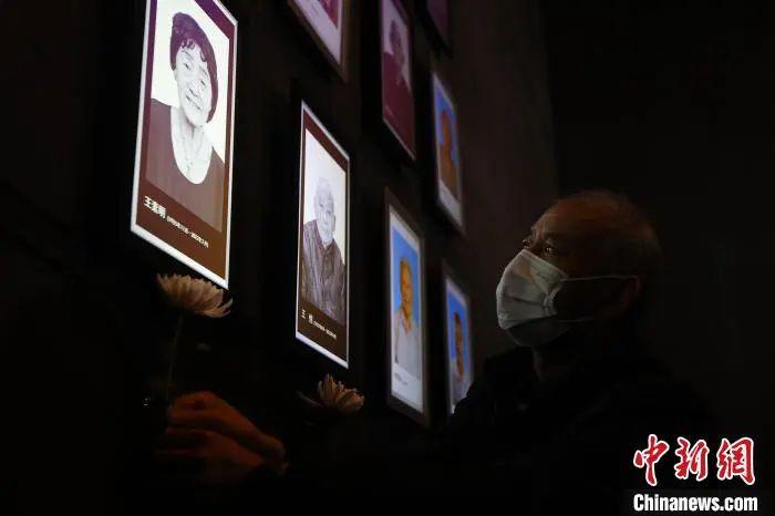 侵华日军南京大屠杀遇难同胞纪念馆为去世的南京大屠杀幸存者王素明举行熄灯仪式，追思逝者。　泱波 摄
