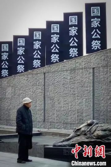 在侵华日军南京大屠杀遇难同胞纪念馆《母亲的最后一口奶》雕塑作品前，常志强陷入回忆。　常小梅供图
