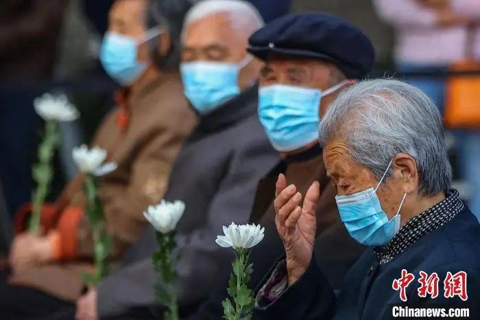 图片艾义英(右)参加南京大屠杀死难者家庭祭告活动。　泱波 摄