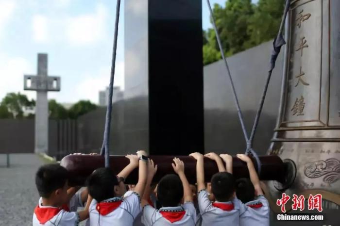 图片南京小学生撞响和平大钟。泱波 摄