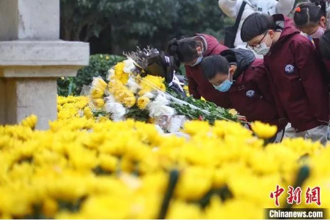 南京小学生在侵华日军南京大屠杀遇难同胞正觉寺丛葬地悼念遇难同胞。泱波 摄