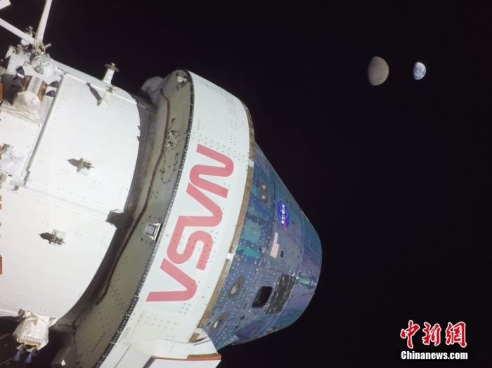 当地时间12月11日，美国国家航空航天局(NASA)的“猎户座”飞船完成为期25.5天的无人绕月飞行任务，在墨西哥下加利福尼亚州附近的太平洋上溅落。图为11月28日，“猎户座”所携影像设备拍摄的地球与月球“同框”照片。 <a target='_blank' href='/'>中新社</a>发 NASA 供图