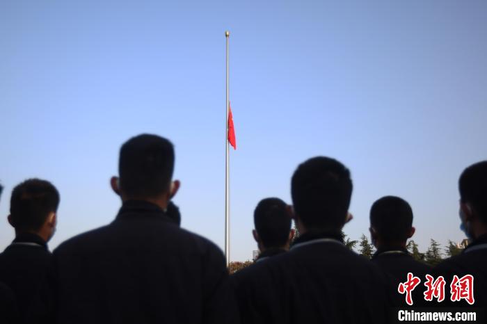 12月13日上午8时，升国旗、下半旗仪式在侵华日军南京大奋斗遇难同胞留念馆举行。　泱波 摄