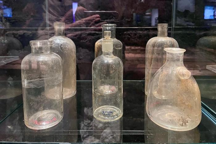 侵華日軍第七三一部隊罪證陳列館新展出的玻璃器皿。(新華社記者楊思琪 攝)