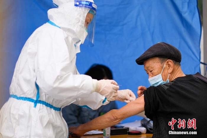 资料图：12月7日，重庆渝北区，一位老年人在新冠疫苗临时接种点接种疫苗。 <a target='_blank' href='/'>中新社</a>记者 何蓬磊 摄