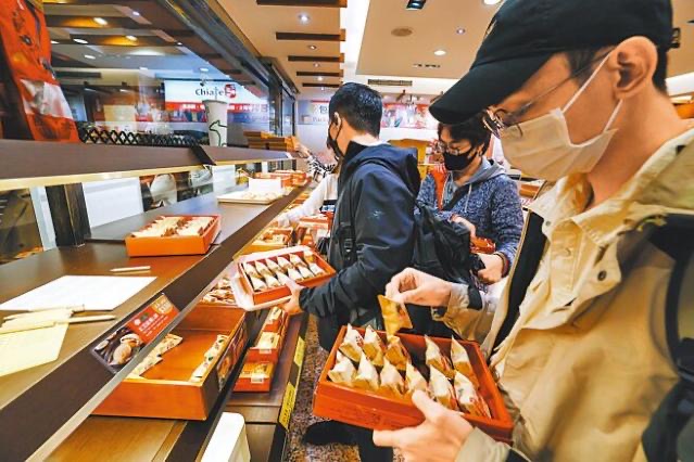 台湾民众前往佳德店铺选购糕饼。（图源：台湾“中时新闻网”）
