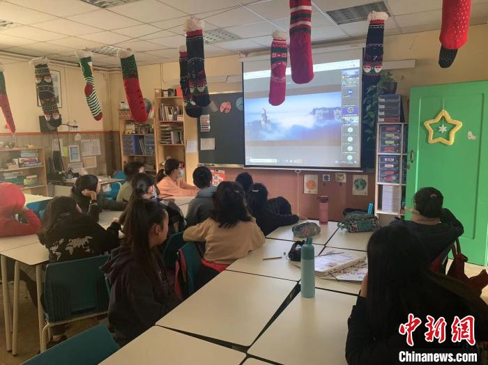 西班牙巴塞罗那孔子文化学校华裔青少年正在学习 郑慧明 供图
