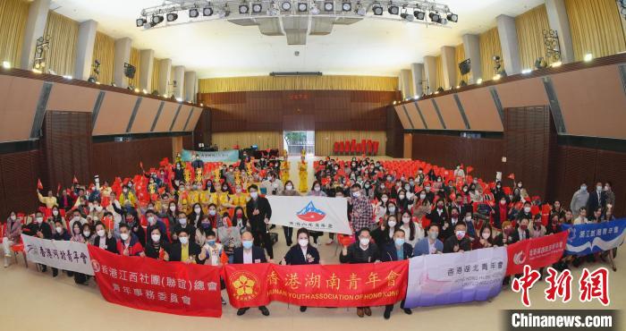 参与嘉年华的10家青年社团“全家福”。　香港湖南青年会供图
