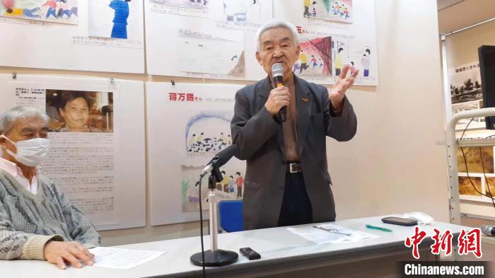 一桥大学名誉教授田中宏在图片展上发表了题为《从南京大屠杀85周年来思考日中关系》的演讲。　一瀬敬 摄