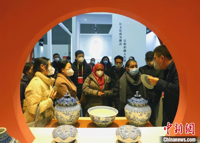 第五届“阿拉伯艺术节”景德镇举行多国嘉宾参观中国陶瓷精品