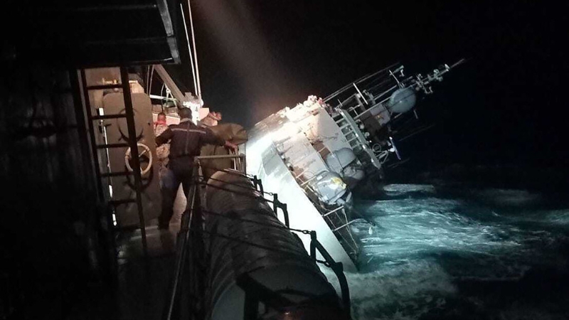 当地时间12月18日23点30分，泰国皇家海军护卫舰“素可泰”号在泰国巴蜀府附近海域沉没。（图源：美联社）