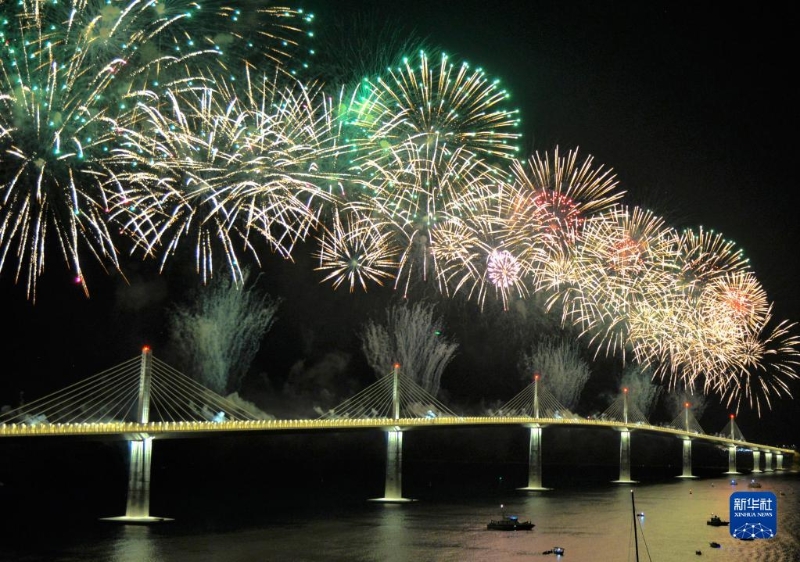 这是2022年7月26日在克罗地亚科马尔纳拍摄的由中企承建的佩列沙茨大桥通车仪式上的焰火表演。新华社记者 李学军 摄