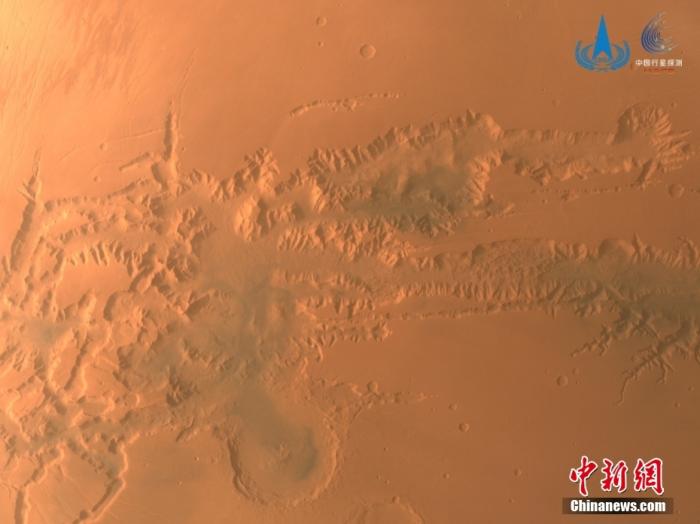 資料圖：中國國家航太局6月29日公佈天問一號探測器近期拍攝的火星影像。圖為中分相機拍攝的水手大峽谷西部地貌影像，水手大峽谷東西延伸超過4000千米，南北寬150千米-700千米，最深可達7千米。 <a target='_blank' href='/'>中新社</a>發 中國科學院國家天文臺 供圖