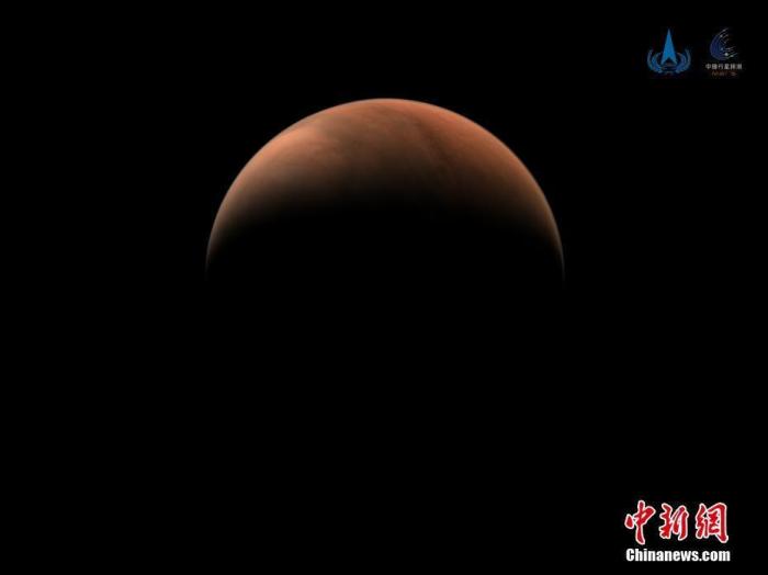 2021年3月26日，中國國家航太局發佈2幅由天問一號探測器拍攝的火星南、北半球側身影像。圖像中火星呈“月牙”狀，表面紋理清晰。 國家航太局供圖