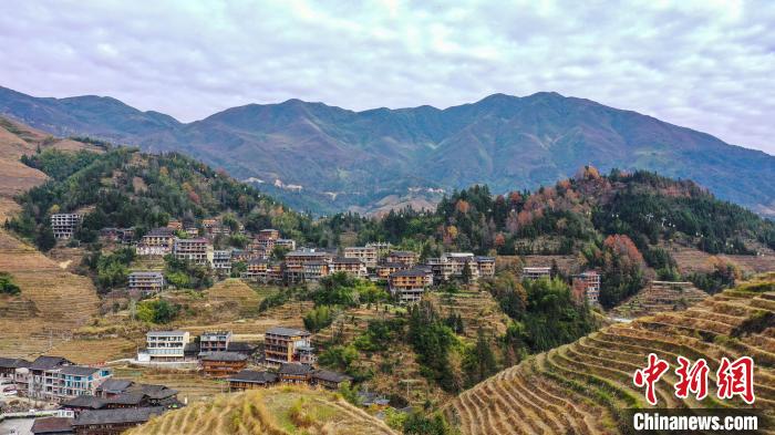 圖為12月19日，無人機航拍的大寨村。　楊宗盛 攝