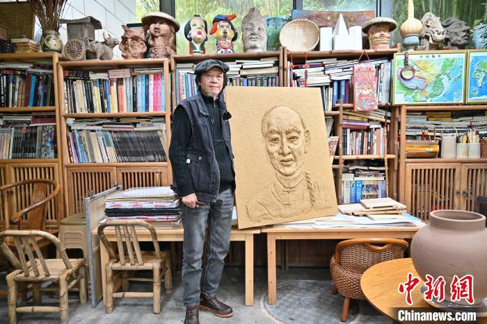 贵州纸浆雕塑家让六百年古法造纸技艺“新生”
