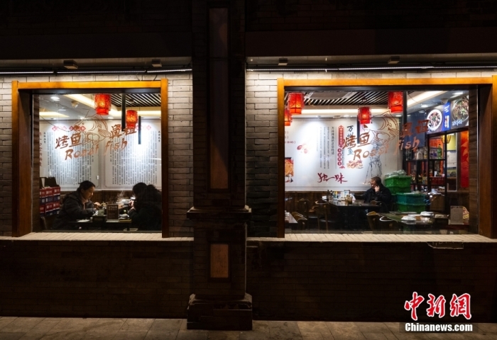 资料图：一些市民在北京市东直门内大街的“簋街”的餐厅享用晚餐。 <a target='_blank' href='/'>中新社</a>记者 侯宇 摄