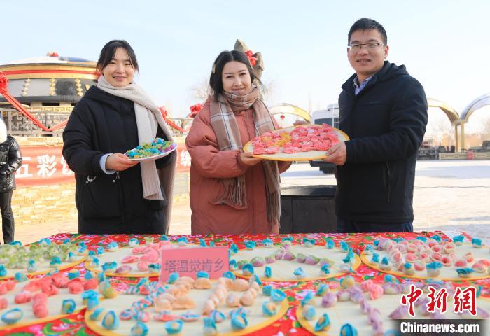 在博湖县博斯腾湖大河口景区当地各乡镇展示五彩饺子宴。　胡侍琦 　摄