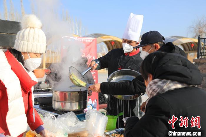 各族群众一起包“五彩饺子”迎冬至。　胡侍琦 　摄