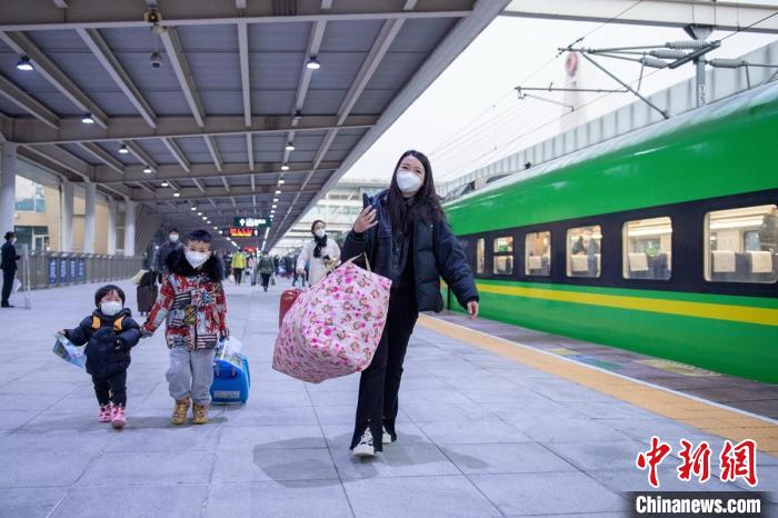 成都南站，一名母亲与孩子搭乘新成昆铁路首发列车。　刘忠俊 摄