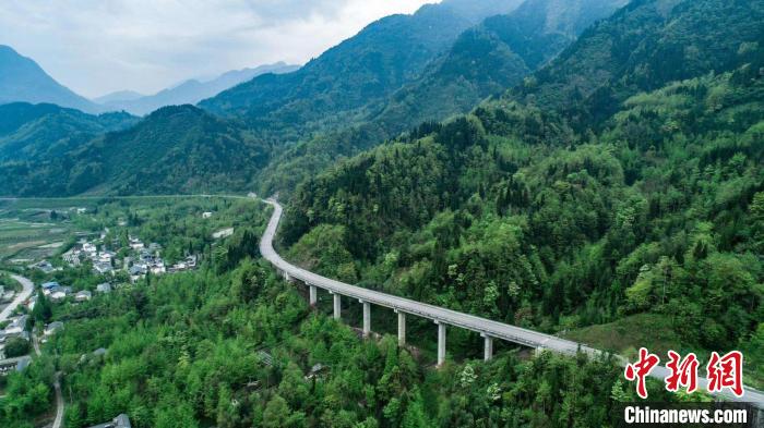 跨越龙门山天险四川绵茂公路建成通车