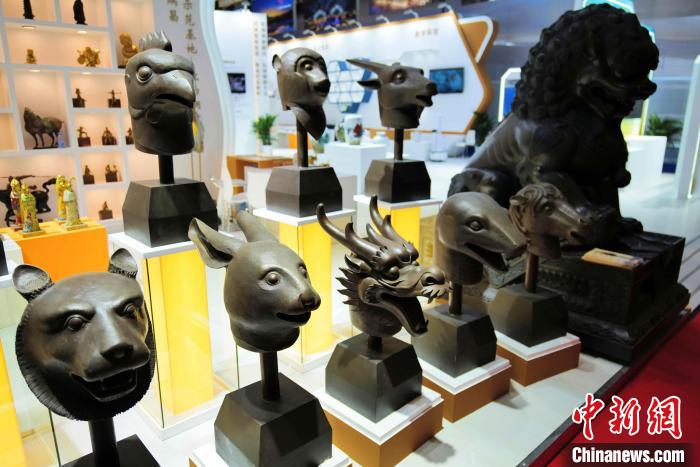 28日，第十八屆文博會在深圳國際會展中心正式開館，圖為江西展區上的獸首銅像展品。　陳文 攝