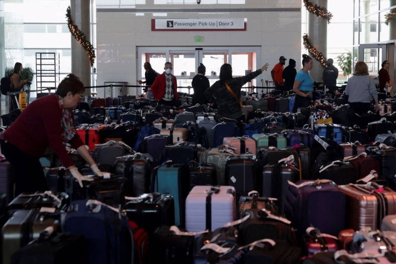 美国西南航空的机场柜位摆满无人认领的行李。（图／路透社）