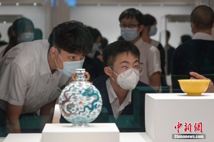资料图：图为学生参观香港故宫文化博物馆。 陈永诺 摄