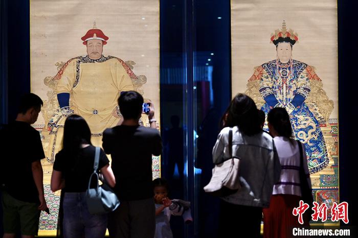 资料图：图为市民参观香港故宫文化博物馆举办的展览。 <a target='_blank' href='/'>中新社</a>记者 李志华 摄