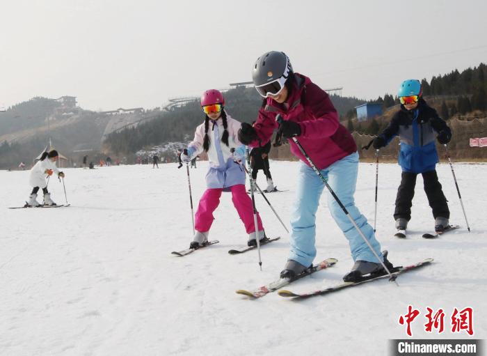 图为冰雪运动爱好者在邯郸市永年区佛山滑雪场体验滑雪乐趣.